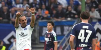 Befreiungsschlag: HSV feiert gegen Köln ersten Saisonsieg Jubel über das 2:0: HSV-Torschütze Yussuf Poulsen (l).