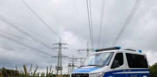 Reul: Polizei fahndet weiter nach Sabotage-Verdächtigem Ein Polizeifahrzeug steht vor dem Kraftwerk Eschweiler an einem Umspannwerk.
