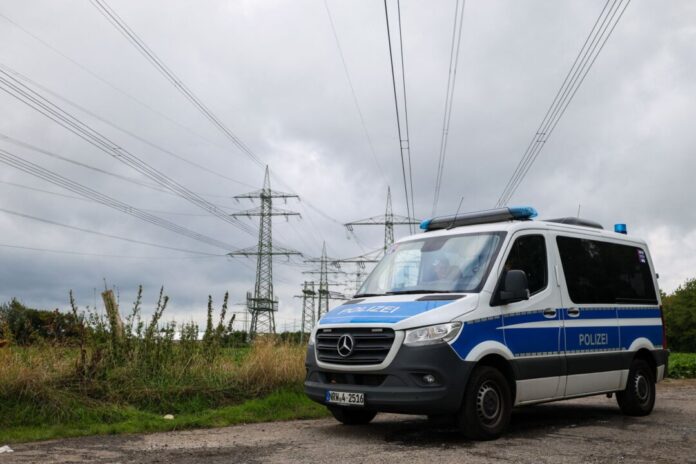Polizeieinsatz am Kraftwerk Weisweiler Ein Polizeifahrzeug steht vor dem Kraftwerk Eschweiler an einem Umspannwerk.