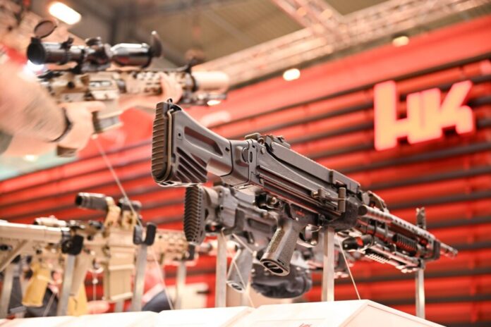 Euro Defence Expo Auf der neuen Rüstungsmesse Eudex in Essen werden auch Gewehre gezeigt.