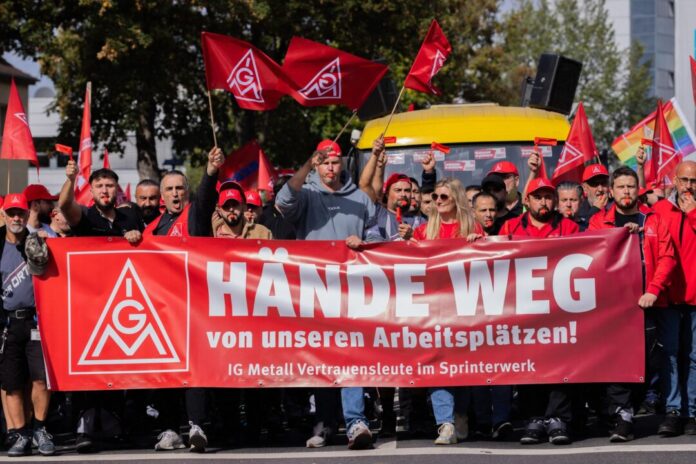 Bundesweiter Automobil-Aktionstag der IG Metall An einer Demonstration zum bundesweiten Auto-Aktionstag nahmen in Düsseldorf laut IG Metall rund 1.300 Menschen teil.