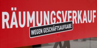So viele Firmeninsolvenzen wie seit 2015 nicht mehr Hier wurde die Reißleine gezogen: Ein Einzelhändler lädt in einer Innenstadt zum Räumungsverkauf, weil er dichtmacht.