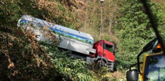 Tanklaster mit 18.000 Litern Propangas rutscht ab Der Tanklaster drohte einen Hang herabzustürzen.