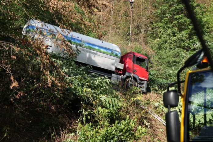 Tanklaster mit Propangas droht abzustürzen Der Tanklaster drohte einen Hang herabzustürzen.