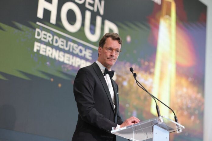 Deutscher Fernsehpreis Hendrik Wüst bietet Medien- und Filmschaffenden die Unterstützung der NRW-Landesregierung an.