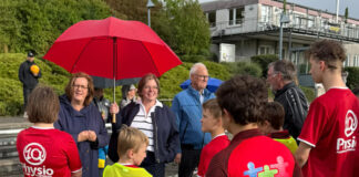 Wülfrather Inklusionsteam: „Diese Mannschaft verlangt mir alles ab“ Kerstin Griese und Melanie Brans, SPD-Mitglied im Sportausschuss des Stadtrats, sprechen mit dem Fußballteam. Foto: Büro Griese