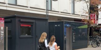 Kölner Toilette für rund 334.000 Euro bewacht Das Wachhäuschen links neben der öffentlichen Toilette.