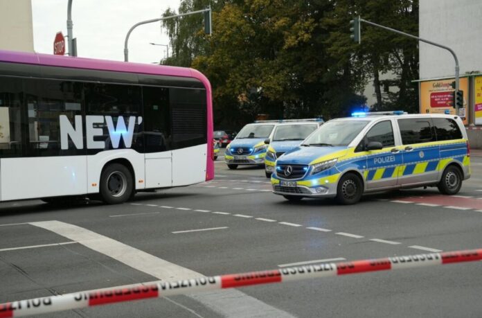 Radfahrer bei Unfall mit Linienbus schwer verletzt Ein 16-jähriger Radfahrer ist bei einem Verkehrsunfall mit einem Linienbus schwer verletzt worden.