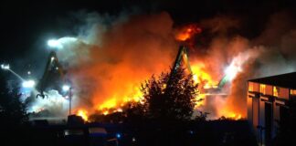 Schrottberg in Essen in Flammen – Kitas bleiben geschlossen Die Brandbekämpfung war aufwendig.