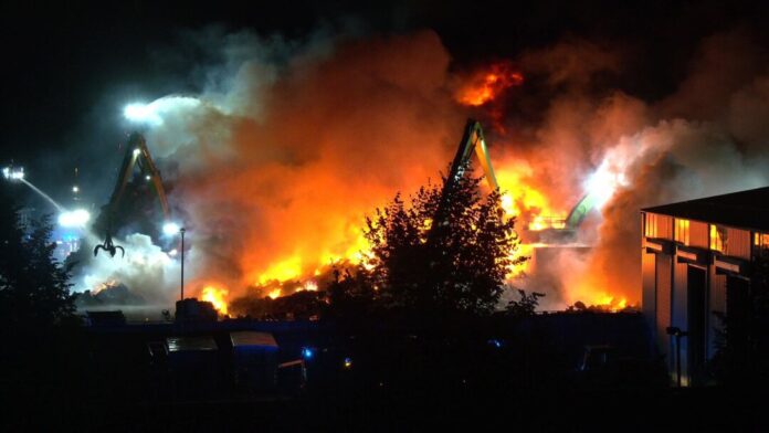 Starker Rauch bei Großbrand auf Schrottplatz Die Brandbekämpfung war aufwendig.