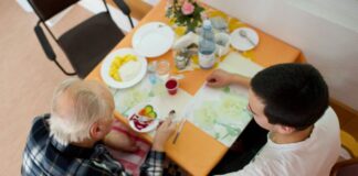 650.000 «Bufdis» in 15 Jahren Bundesfreiwilligendienst «Bufdi»-Stellen gibt es unter anderem im Pflegebereich. (Symbolbild)