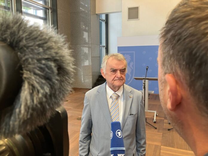 Nach der Störung an einem Umspannwerk in Bergheim NRW-Innenminister Herbert Reul (CDU) fordert angesichts der Angriffe auf die Stromversorgung neue Debatten in der Gesellschaft.