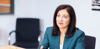 Reiche: Wer auf Stromleitungen zielt, zielt auf Bürger Reiche bezeichnet die Angriffe auf das Stromnetz in Deutschland auch als Angriffe auf die Bürgerinnen und Bürger. (Archivbild)