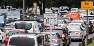Pendlerzahlen in NRW: Düsseldorf und Neuss mit Rückgang Mehr Menschen pendeln zum Arbeiten nach Köln. (Archivbild)
