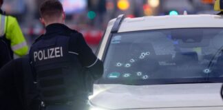Zehn Schüsse, sieben Treffer: Wer steckt hinter Anschlag? Zehn Einschusslöcher: Das Taxi am Tatort. (Archivbild)
