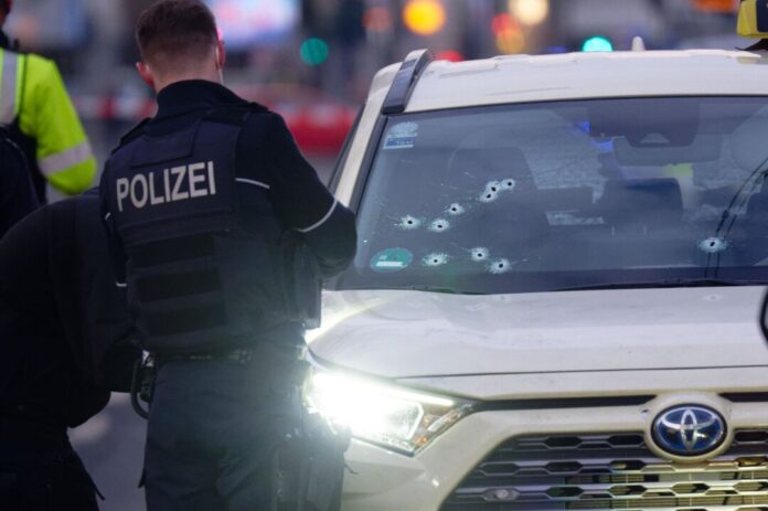 Schüsse auf Taxi-Fahrgast Zehn Einschusslöcher: Das Taxi am Tatort. (Archivbild)