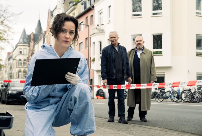 TV Ausblick ARD - «Tatort: Die letzten Menschen von Köln» Ein neuer Fall für die Kommissare Ballauf und Schenk: Ein Lehrer wird tot gefunden, er wurde mit einem Jagdmesser erstochen.