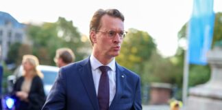 Papa Wüst ist Wachs in den Händen seiner Tochter Privat kann NRW-Ministerpräsident Hendrik Wüst den Ball auch mal flach halten.