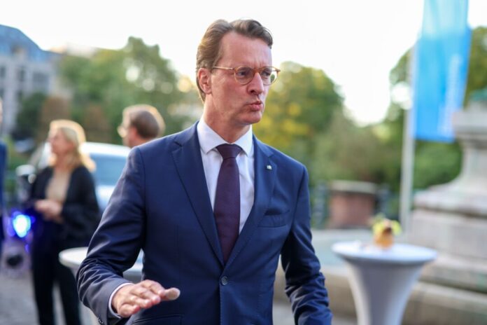 Ministerpräsident Wüst beim Ständehaus-Treff Privat kann NRW-Ministerpräsident Hendrik Wüst den Ball auch mal flach halten.