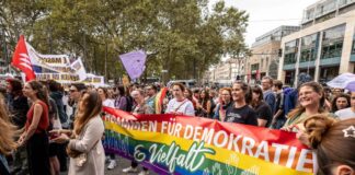 Demos in Köln für und gegen Abtreibung Teilnehmer der Gegendemo gingen für das Recht auf körperliche Selbstbestimmung auf die Straße.