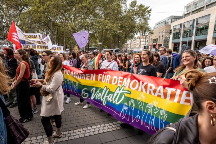 "Marsch für das Leben" - gegen Schwangerschaftsabbrüche Teilnehmer der Gegendemo gingen für das Recht auf körperliche Selbstbestimmung auf die Straße.
