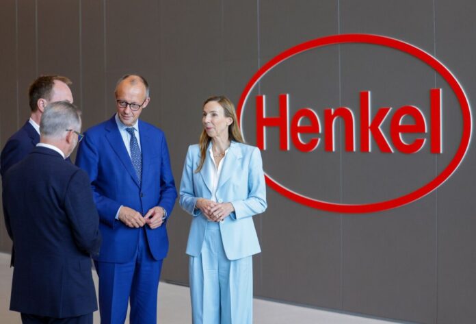 150 Jahre Henkel: Bundeskanzler Merz hält Rede Vor gut einem Jahr besuchte Kanzler Merz den Henkel-Konzern in Düsseldorf. Jetzt verriet er, dass er in jungen Jahren selbst einmal ein paar Monate lang bei Henkel gearbeitet hat. (Archivbild)