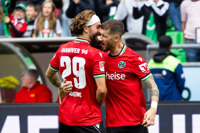 Hannover 96 - VfL Bochum Jubel bei Hannover 96: Marcel Hartel (r) freut sich zusammen mit Kolja Oudenne über sein Tor zum 2:0 gegen den VfL Bochum.