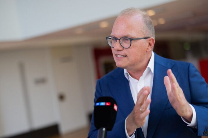 Nordrhein-Westfalens SPD-Fraktionschef Ott Ankündigungen der Landesregierung müssen mehr Taten folgen, fordert der nordrhein-westfälische SPD-Oppositionsführer Jochen Ott.