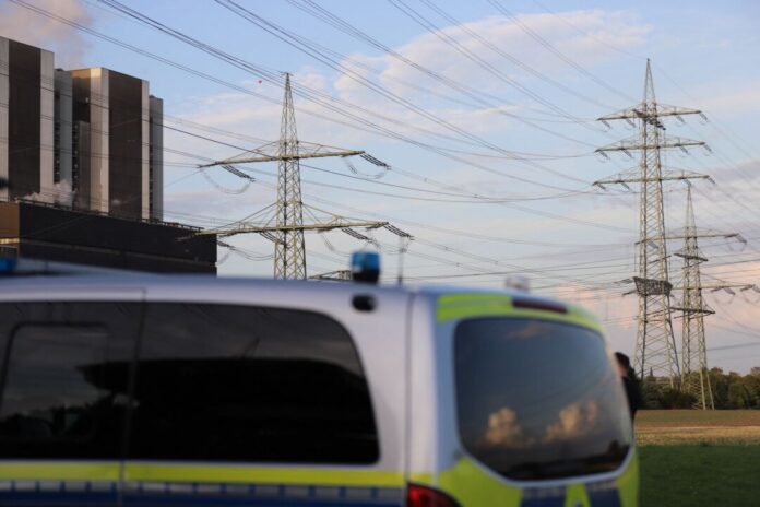 Suche nach Strom-Saboteur ausgeweitet - neue Sprengsätze Seit dem Nachmittag suchte die Polizei rund um das Kraftwerk Weisweiler bei Aachen nach dem Verdächtigen.