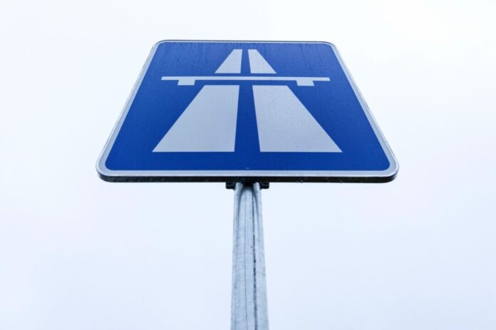 Verkehrszeichen Autobahn Die Autobahn wird zehn Tage lang gesperrt. (Symbolbild)