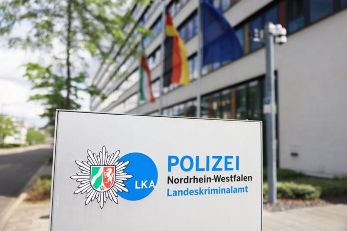 LKA-Papier: Immer mehr Finanzbetrug in WhatsApp-Gruppen Das Landeskriminalamt (LKA) in Düsseldorf hat ein neues Lagebild zum Thema Wirtschaftskriminalität erstellt. (Archivbild)