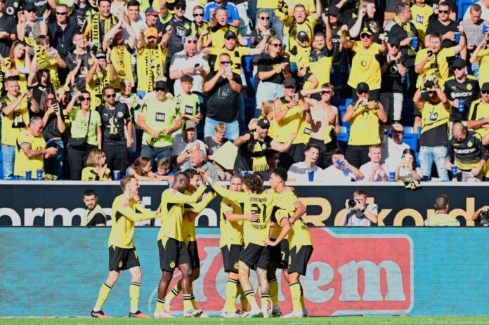 1899 Hoffenheim - Borussia Dortmund Gelbe Jubeltraube nach dem BVB-Siegtor in Sinsheim.
