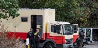 Strom-Sabotage: Polizei stürmt Fahrzeug des Verdächtigen Dieser zu einem Wohnwagen umgebaute Lastwagen soll vom Tatverdächtigen sein. Die Polizei fand ihn dort nicht.