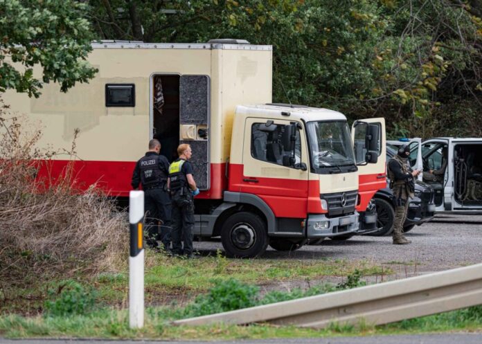Polizei stürmt Fahrzeug von Sabotage-Verdächtigem Dieser zu einem Wohnwagen umgebaute Lastwagen soll vom Tatverdächtigen sein. Die Polizei fand ihn dort nicht.