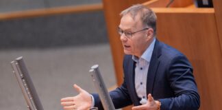 NRW-Schatzmeister Christian Blex soll aus AfD fliegen Der AfD-Abgeordnete Christian Blex spricht im Plenum des Landtags (Archivfoto)