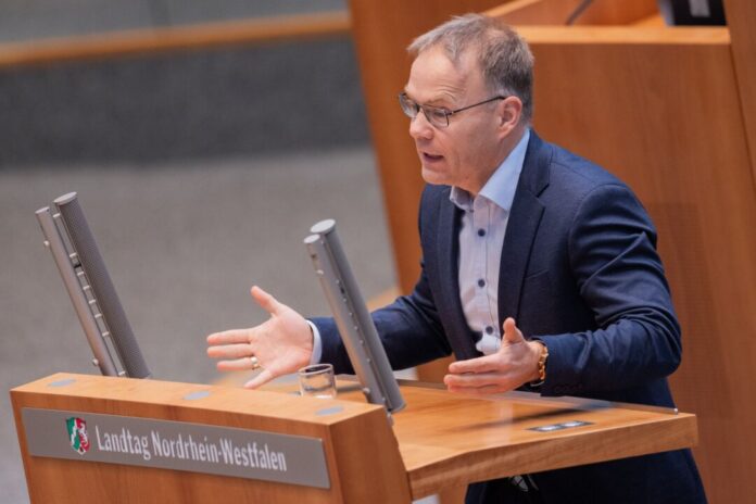 AfD-Abgeordneter Blex soll aus Partei ausgeschlossen werden Der AfD-Abgeordnete Christian Blex spricht im Plenum des Landtags (Archivfoto)