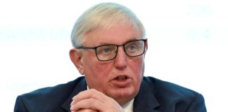 Lehren aus der Hitze 2026 im Gesundheits- und Pflegesystem Nordrhein-Westfalens Gesundheitsminister Karl-Josef Laumann (CDU) stellt Kabinettsbeschlüsse vor. (Archivbild)