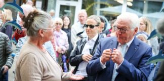 Steinmeier nennt Dialog entscheidend für unsere Demokratie Austausch ausdrücklich erwünscht: Steinmeier suchte vor Ort immer wieder das Gespräch, hier mit einer Ladeninhaberin.