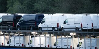 Frachtschiff mit Mercedes-Sprintern steckt im Hafen fest An Bord des Frachtschiffs sind jede Menge Mercedes-Sprinter.