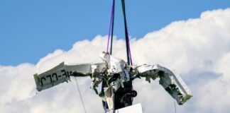 Flugzeugabsturz in Alpensee: Beide Insassen aus NRW Das Wrack mit zwei Toten an Bord wurde aus 160 Metern Tiefe gehoben.