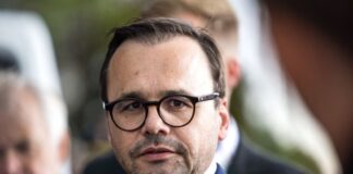 Redmann vermutet koordinierten Angriff auf Stromversorgung Innenminister Redmann war am Dienstag nach dem Angriff vor Ort. (Archivbild)