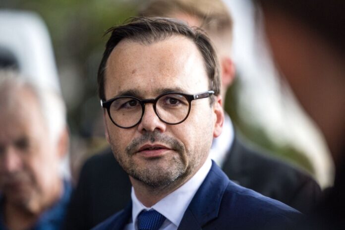 Sprengvorrichtung an Umspannwerk gefunden Innenminister Redmann war am Dienstag nach dem Angriff vor Ort. (Archivbild)