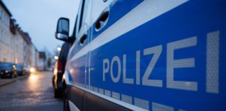 «Lebensgefährlicher Autotransporter» mit 39 Mängeln gestoppt Kaum ein Mangel, den die Polizei bei einem in Lüdenscheid aus dem Verkehr gezogenen Autotransporter nicht entdeckt hat. (Symbolbild)