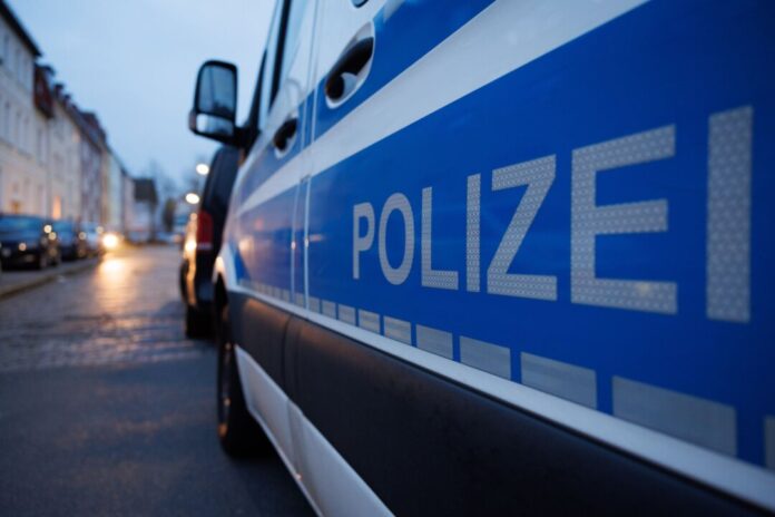 «Lebensgefährlicher Autotransporter» mit 39 Mängeln gestoppt Kaum ein Mangel, den die Polizei bei einem in Lüdenscheid aus dem Verkehr gezogenen Autotransporter nicht entdeckt hat. (Symbolbild)