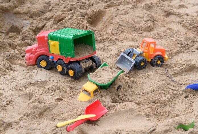 Kommunale Finanznot: Worauf Bürger sich einstellen müssen Wenn die kommunalen Kassen leer sind, merken Bürger das zuerst an ganz alltäglichen Dingen, etwa, wenn Kinderspielplätze nicht akkurat instand gehalten werden können. (Symbolbild)