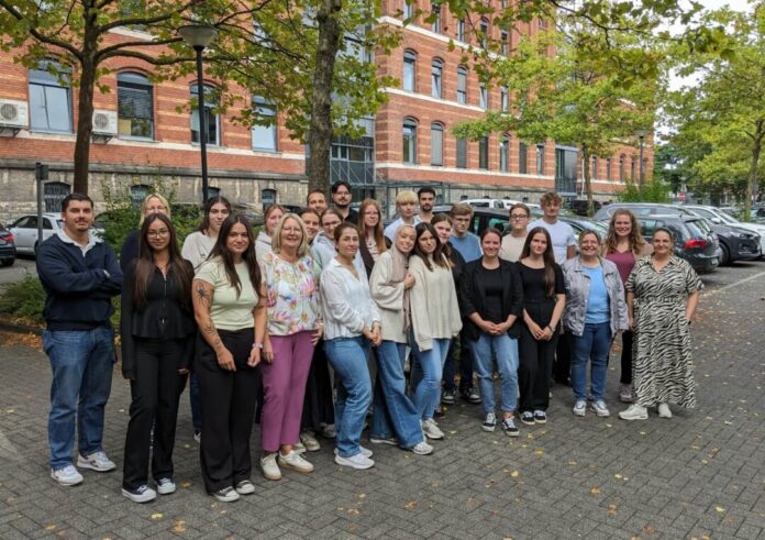 mettmann-ausbildungsstart Gleichstellungsbeauftragten und Kolleginnen aus der Personalabteilung und Kitas. Foto: Kreisstadt Mettmann