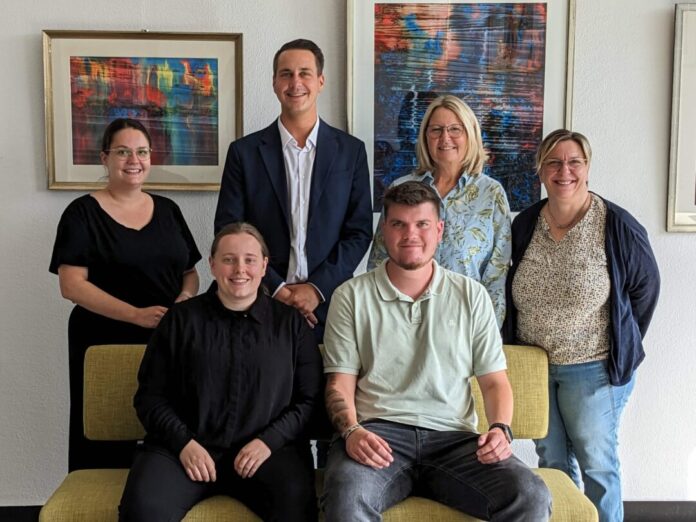 mettmann-azubis-bachelor-abschluss Celina Frisch und Moritz Kamrath (vorne) zusammen mit (v.l.) Ausbildungsbeauftragte Felicia Frank, Bürgermeister André Bär sowie Manuela Werner und Kathrin Sternberg vom Personalrat der Stadt. Foto: Kreisstadt Mettmann