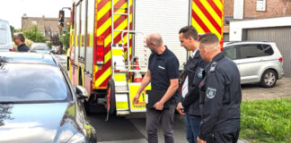 Engstellen bremsen Mettmanner Retter aus Zusammen im Einsatz: (v.l.) Benjamin Nowak vom Mettmanner Ordnungsamt, Bürgermeister André Bär und Sebastian Thews, Amtsleiter für Brandschutz und Rettungswesen. Foto: Kreisstadt Mettmann