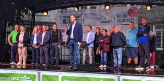 Bürgermeister Bär eröffnet 48. Mettmanner Heimatfest Bürgermeister André Bär erföffnete am Freitagabend das 48. Mettmanner Heimatfest und konnte hierzu zahlreiche Sponsoren und Vereine auf der Bühne begrüßen. Foto: Kreisstadt Mettmann