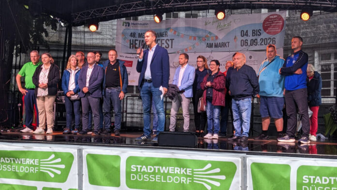 mettmann-heimatfest-2026-eröffnung Bürgermeister André Bär erföffnete am Freitagabend das 48. Mettmanner Heimatfest und konnte hierzu zahlreiche Sponsoren und Vereine auf der Bühne begrüßen. Foto: Kreisstadt Mettmann